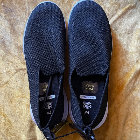 Women Slip On Tennis Shoes Size 9 - Picture 1 of 4